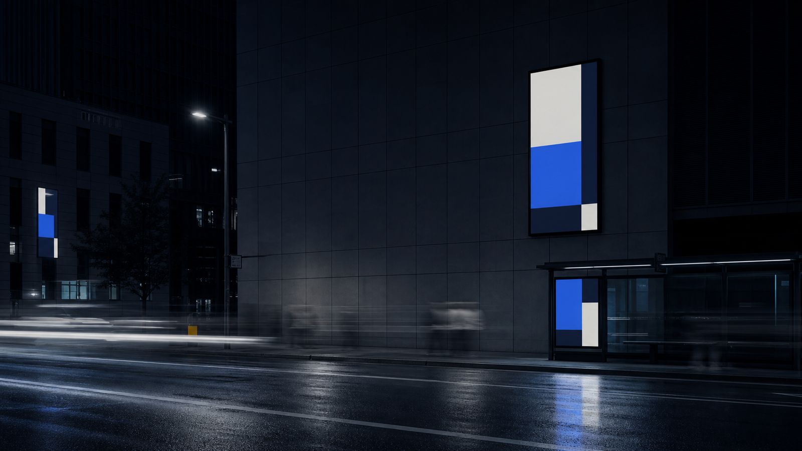 Şehir merkezinde gece çalışan dijital açık hava DOOH ekranları